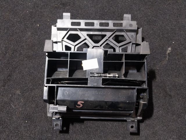 bontott AUDI A3 Első Hamutartó