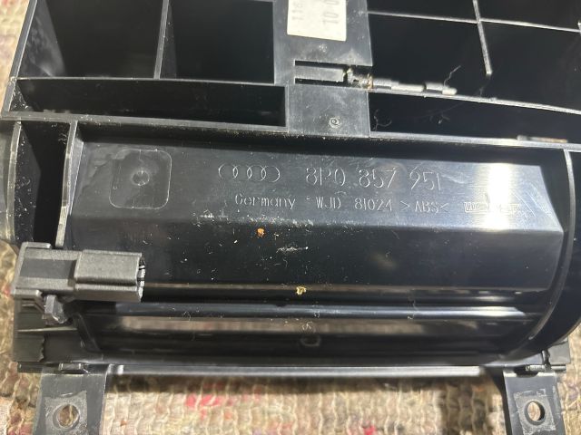 bontott AUDI A3 Első Hamutartó