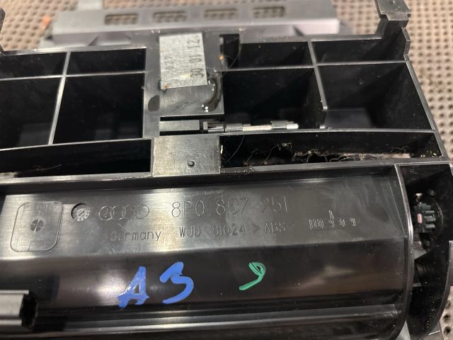 bontott AUDI A3 Első Hamutartó