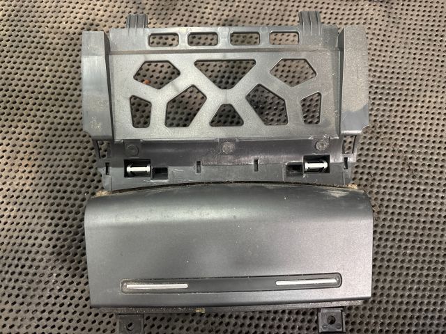 bontott AUDI A3 Első Hamutartó