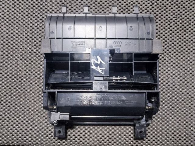 bontott AUDI A3 Első Hamutartó