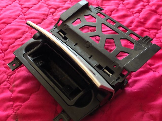 bontott AUDI A3 Első Hamutartó