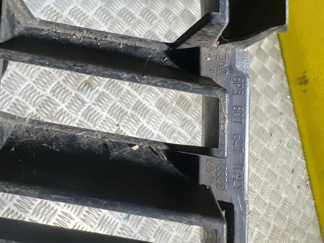 bontott AUDI A3 Első Lökhárító Alsó Középső Díszrács