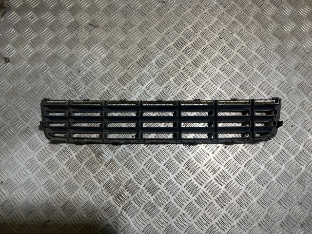 bontott AUDI A3 Első Lökhárító Alsó Középső Díszrács