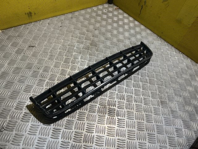 bontott AUDI A3 Első Lökhárító Alsó Középső Díszrács