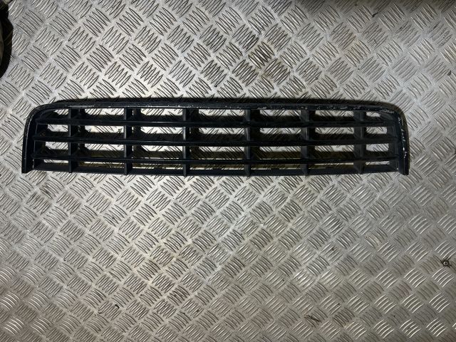 bontott AUDI A3 Első Lökhárító Alsó Középső Díszrács