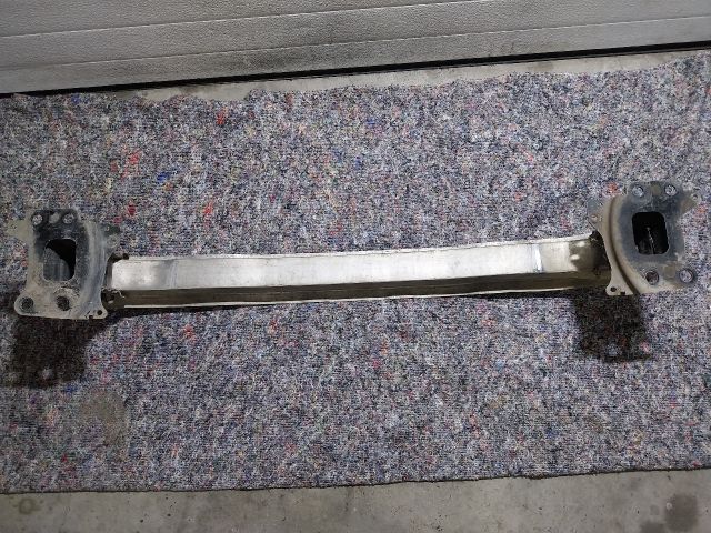 bontott AUDI A3 Első Lökhárító Merevítő (Fém)