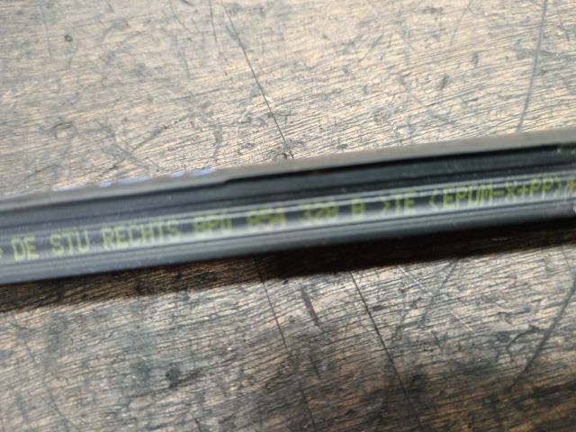 bontott AUDI A3 Első Szélvédő Jobb Díszléc