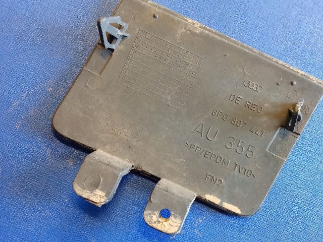 bontott AUDI A3 Első Vonószem Burkolat