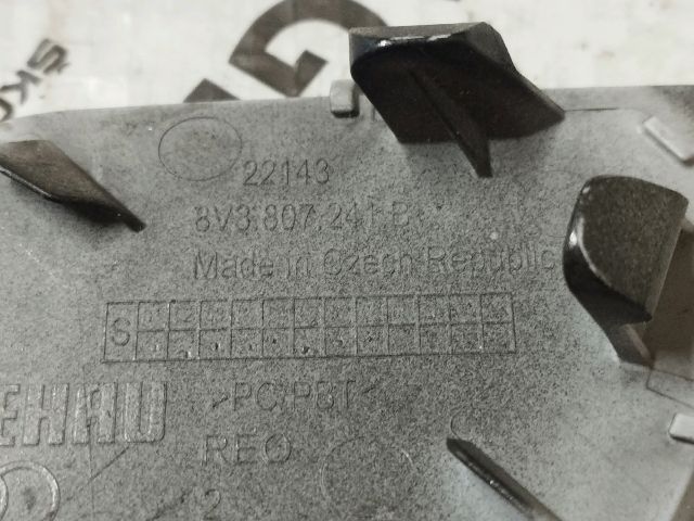 bontott AUDI A3 Első Vonószem Burkolat