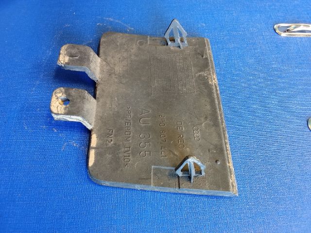 bontott AUDI A3 Első Vonószem Burkolat