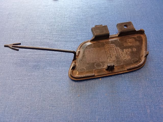 bontott AUDI A3 Első Vonószem Burkolat