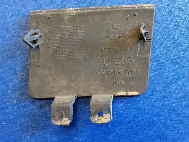 bontott AUDI A3 Első Vonószem Burkolat