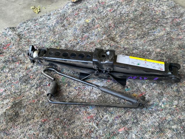 bontott AUDI A3 Emelő