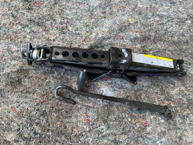 bontott AUDI A3 Emelő