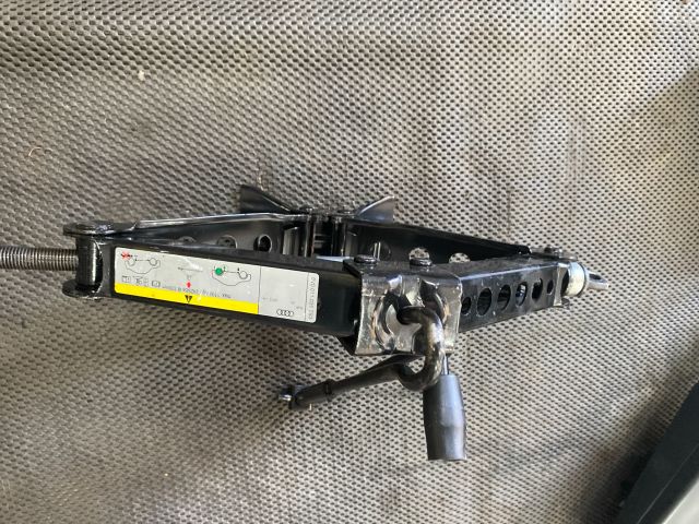 bontott AUDI A3 Emelő