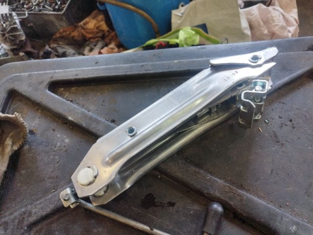 bontott AUDI A3 Emelő