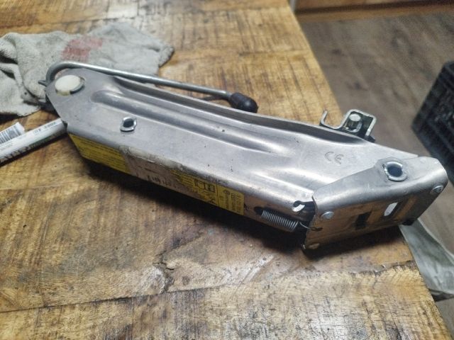 bontott AUDI A3 Emelő