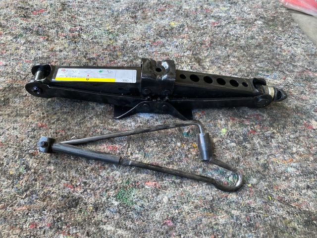 bontott AUDI A3 Emelő