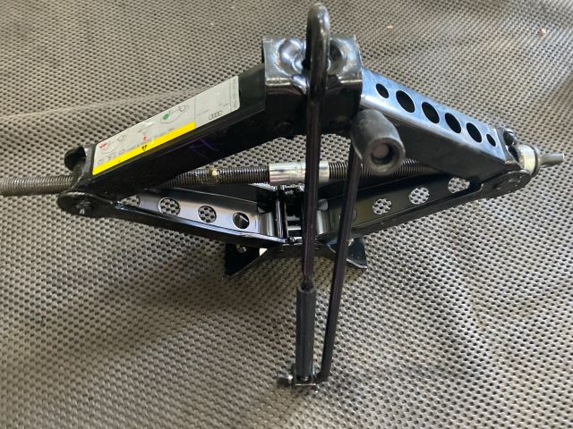 bontott AUDI A3 Emelő