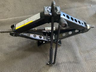 bontott AUDI A3 Emelő