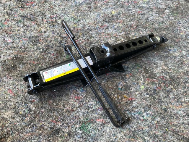 bontott AUDI A3 Emelő