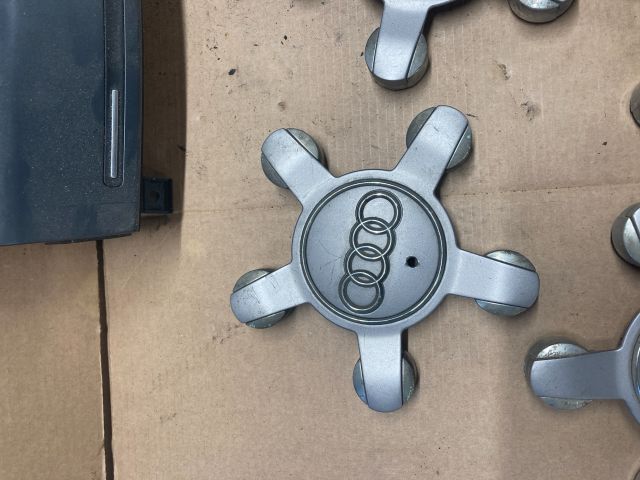 bontott AUDI A3 Felniközép Szett