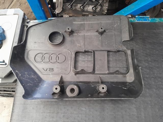 bontott AUDI A3 Felső Hűtőburkolat