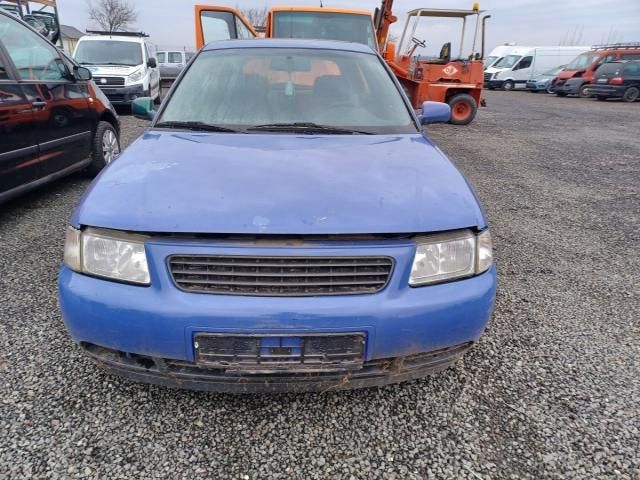 bontott AUDI A3 Felső Hűtőburkolat