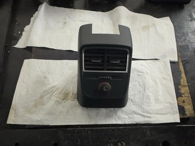 bontott AUDI A3 Hátsó középső Szellőző