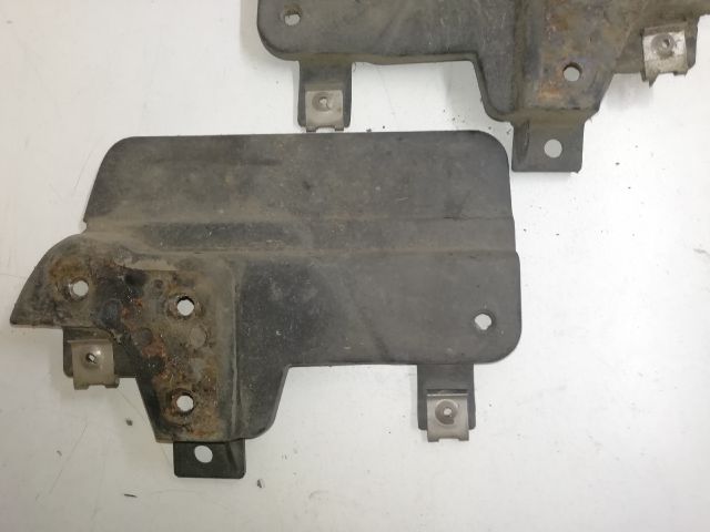 bontott AUDI A3 Hátsó Sárvédő Gumi Pár