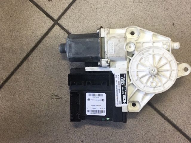 bontott AUDI A3 Jobb első Ablakemelő Motor