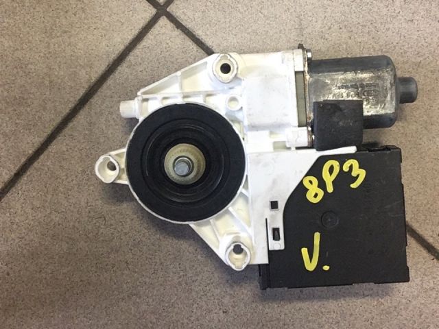 bontott AUDI A3 Jobb első Ablakemelő Motor