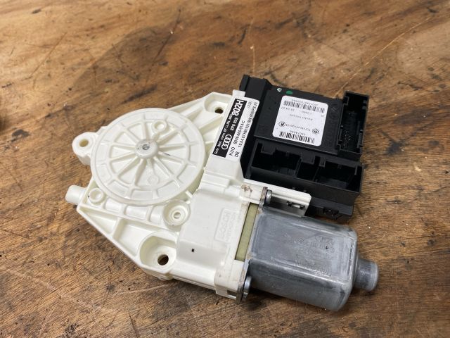 bontott AUDI A3 Jobb első Ablakemelő Motor