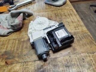 bontott AUDI A3 Jobb első Ablakemelő Motor