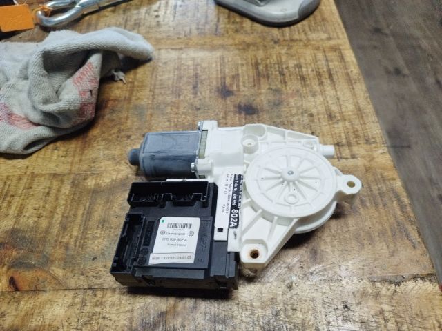 bontott AUDI A3 Jobb első Ablakemelő Motor