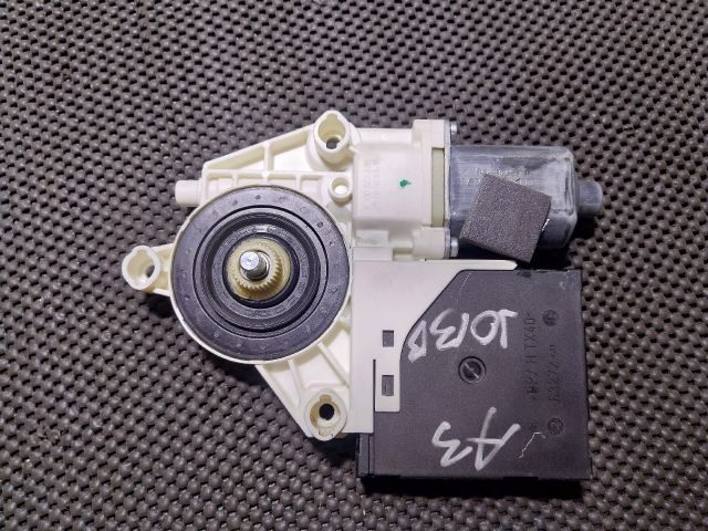 bontott AUDI A3 Jobb első Ablakemelő Motor
