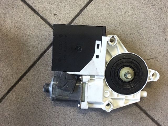 bontott AUDI A3 Jobb első Ablakemelő Motor