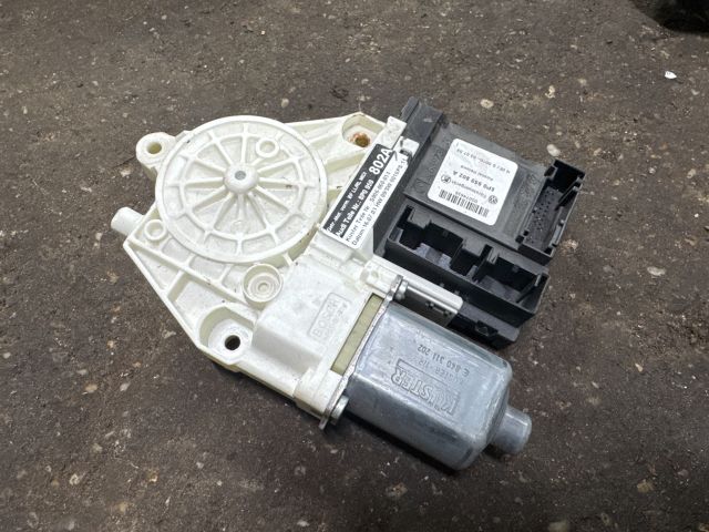 bontott AUDI A3 Jobb első Ablakemelő Motor