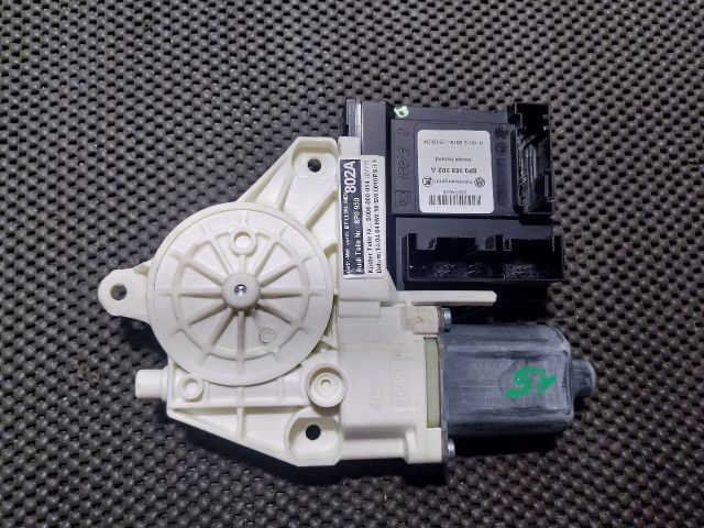 bontott AUDI A3 Jobb első Ablakemelő Motor