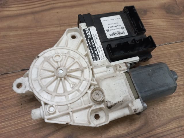 bontott AUDI A3 Jobb első Ablakemelő Motor