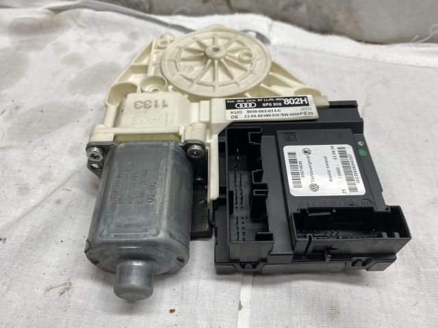 bontott AUDI A3 Jobb első Ablakemelő Motor