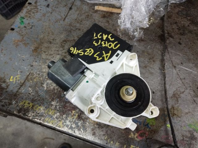 bontott AUDI A3 Jobb első Ablakemelő Motor