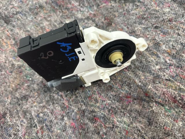 bontott AUDI A3 Jobb első Ablakemelő Motor