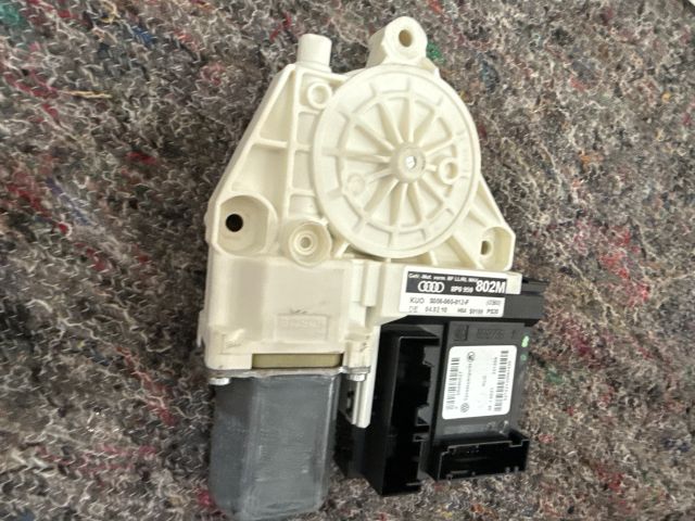 bontott AUDI A3 Jobb első Ablakemelő Motor