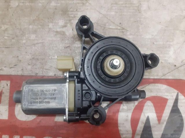 bontott AUDI A3 Jobb első Ablakemelő Motor