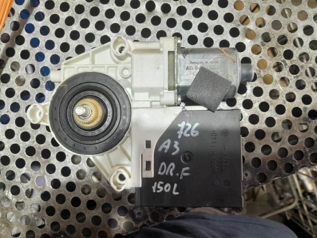 bontott AUDI A3 Jobb első Ablakemelő Motor