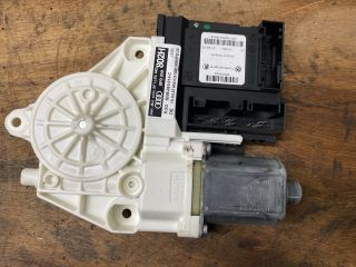 bontott AUDI A3 Jobb első Ablakemelő Motor