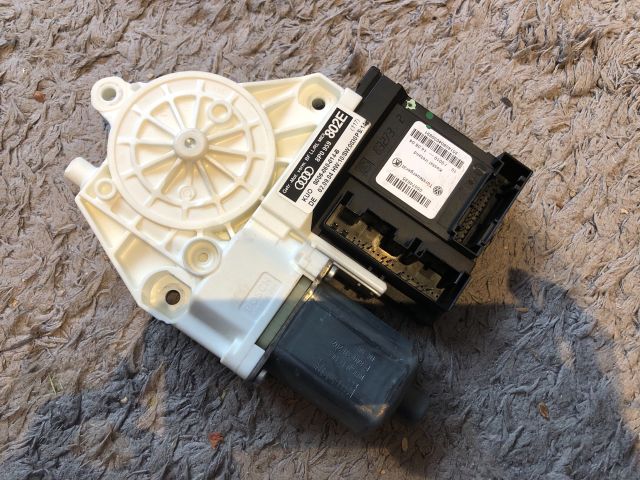 bontott AUDI A3 Jobb első Ablakemelő Motor