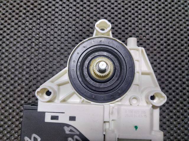 bontott AUDI A3 Jobb első Ablakemelő Motor